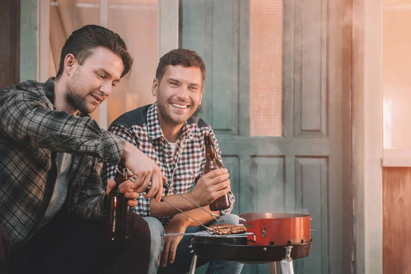 Amis faisant barbecue — Photo de stock