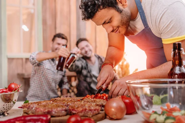 Mann macht Burger — Stockfoto