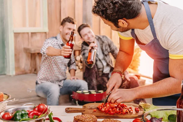 Mann macht Burger — Stockfoto