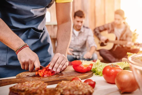 Mann macht Burger — Stockfoto