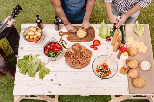 Amigos haciendo hamburguesas - foto de stock