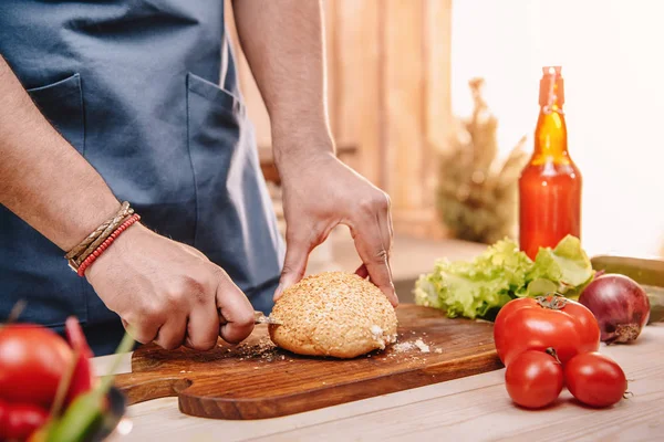 Hombre haciendo hamburguesas - foto de stock