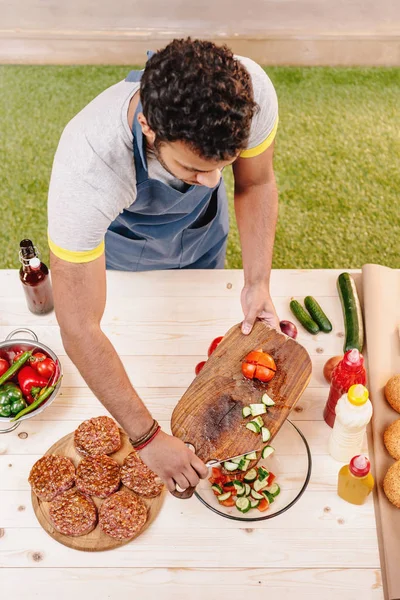 Hombre haciendo hamburguesas - foto de stock