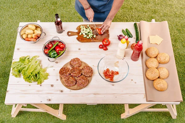 Homme faisant des hamburgers — Photo de stock