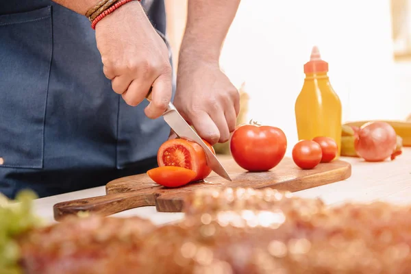 Mann macht Burger — Stockfoto