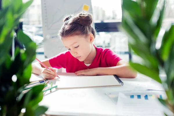 Little girl drawing — Stock Photo