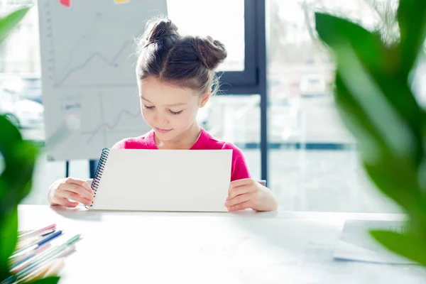 Little girl drawing — Stock Photo