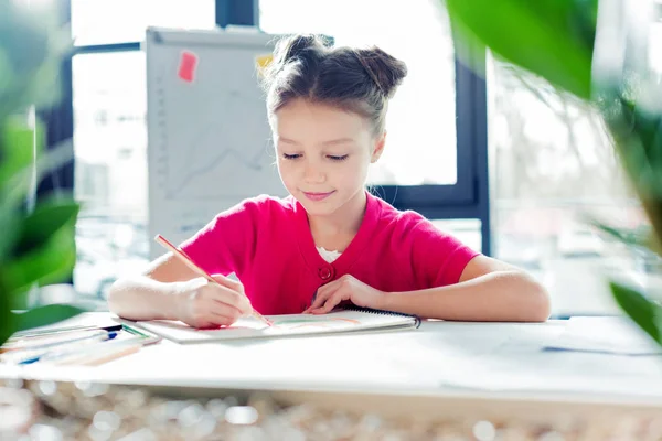 Little girl drawing — Stock Photo