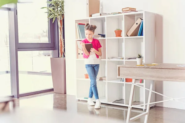 Girl reading book — Stock Photo