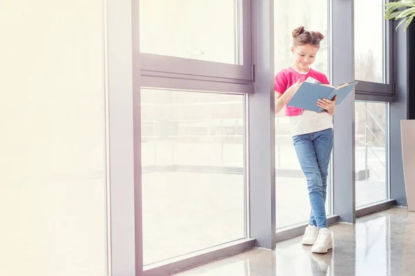 Girl reading book — Stock Photo