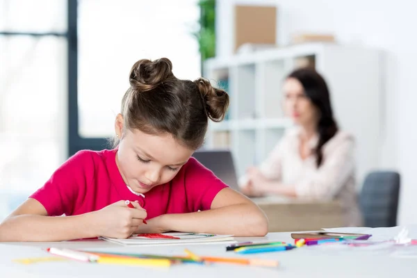 Kleines Mädchen zeichnet — Stockfoto