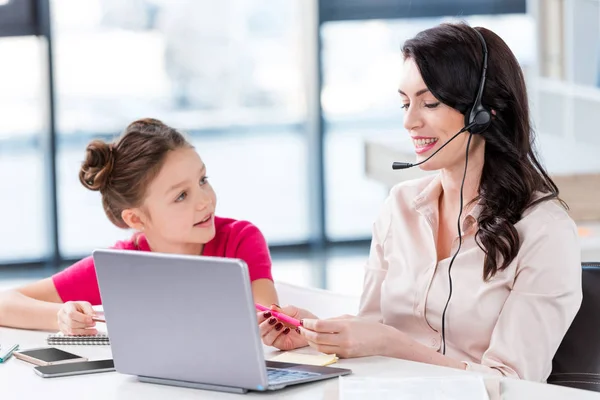 Mãe e filha no local de trabalho — Fotografia de Stock