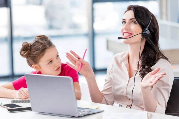 Mère et fille sur le lieu de travail — Photo de stock