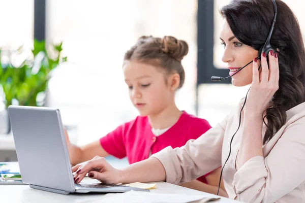 Mother and daughter at workplace — Stock Photo
