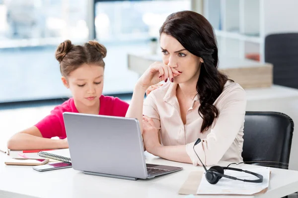 Madre e figlia sul posto di lavoro — Foto stock