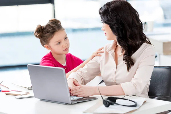 Mãe e filha no local de trabalho — Fotografia de Stock