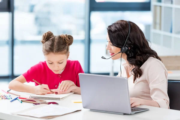 Madre e hija en el lugar de trabajo - foto de stock