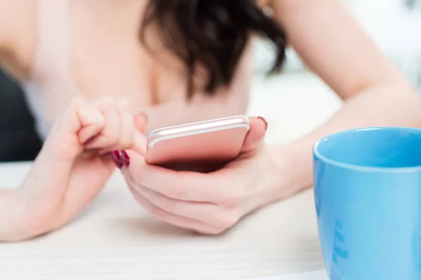 Mujer de negocios que trabaja con smartphone - foto de stock