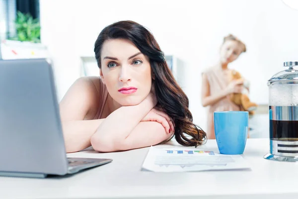 Femme d'affaires pensive avec ordinateur portable — Photo de stock