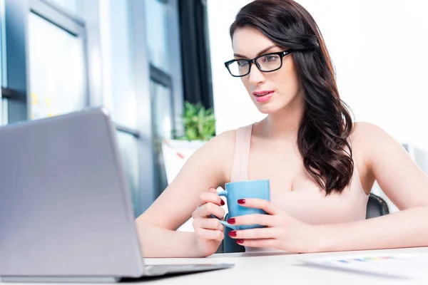 Mulher de negócios que trabalha com laptop — Fotografia de Stock