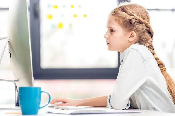 Niña fingiendo ser mujer de negocios - foto de stock