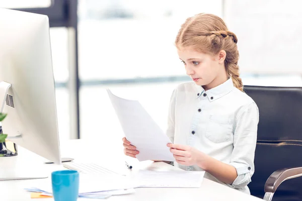 Petite fille prétendant être une femme d'affaires — Photo de stock