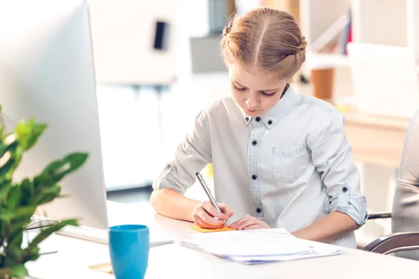 Niña fingiendo ser mujer de negocios - foto de stock