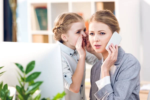 Madre e hija hablando - foto de stock