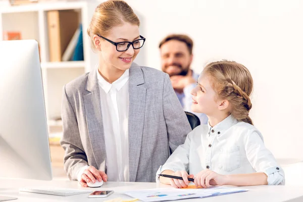 Madre e figlia parlano — Foto stock