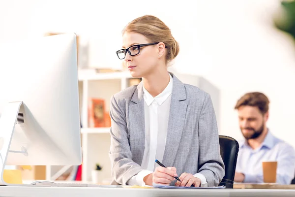 Femme d'affaires utilisant un ordinateur — Photo de stock