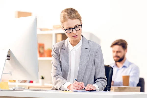 Empresária usando computador — Fotografia de Stock