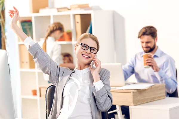 Femme d'affaires heureuse avec smartphone — Photo de stock