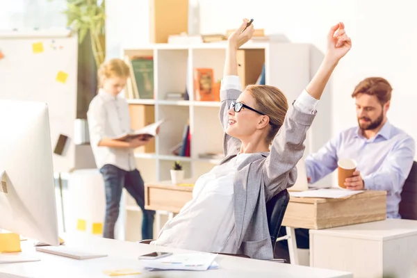 Femme d'affaires heureuse avec smartphone — Photo de stock