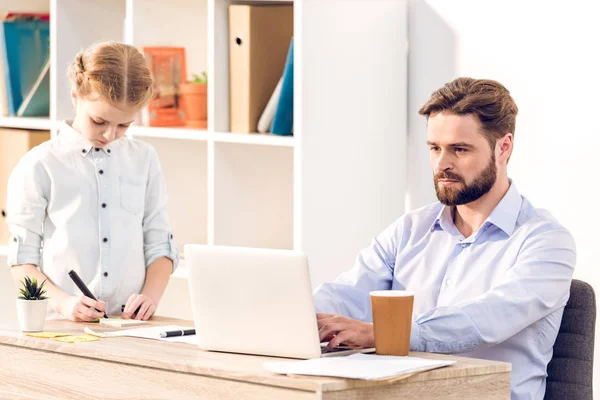 Hombre de negocios con hija en el cargo - foto de stock