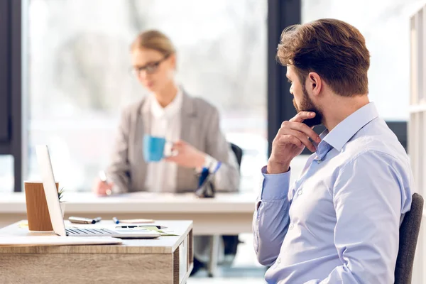 Businesspeople working in office — Stock Photo