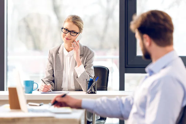 Businesspeople working in office — Stock Photo