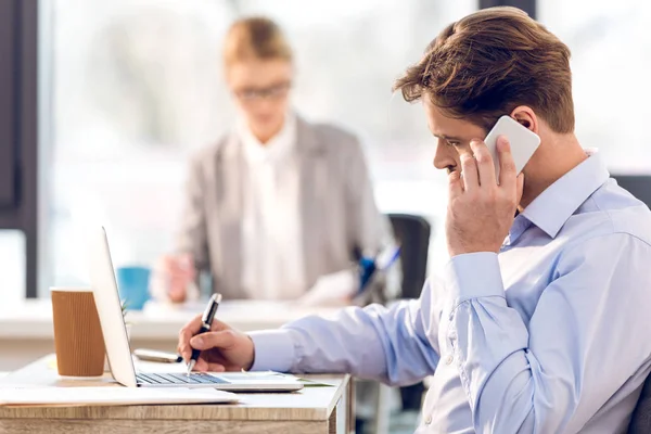 Imprenditori che lavorano in ufficio — Foto stock