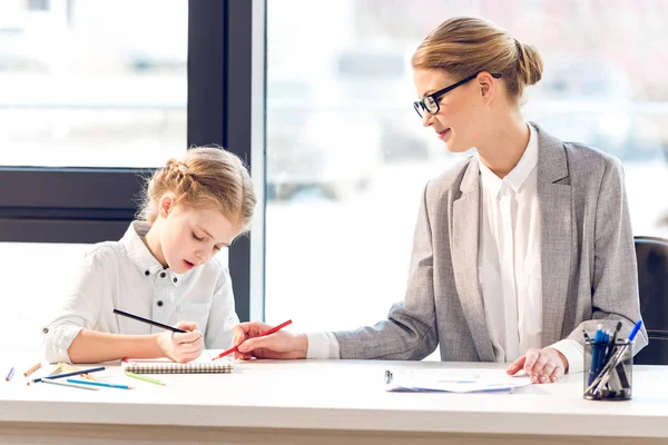 Mother and daughter drawing — Stock Photo