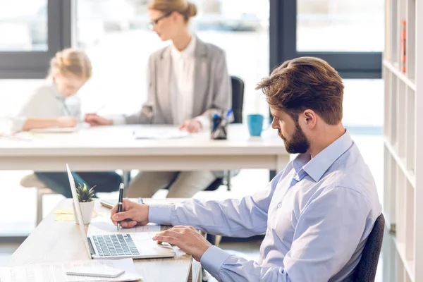 Homme d'affaires barbu travaillant dans le bureau — Photo de stock