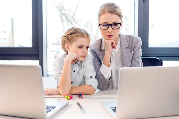 Mãe e filha com laptops — Fotografia de Stock