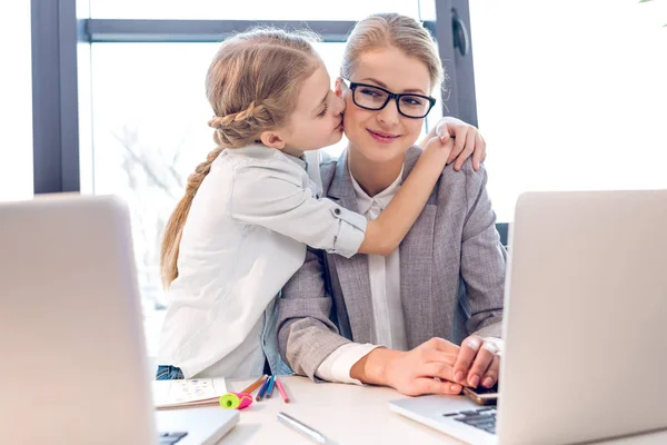 Madre e figlia abbraccio — Foto stock