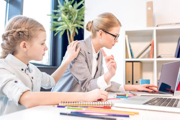 Daughter with mother in office — Stock Photo