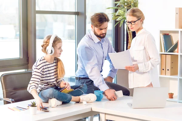 Empresaria y hombre de negocios con hija en el cargo - foto de stock