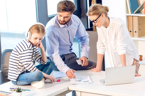 Businesswoman and businessman with daughter in office — Stock Photo