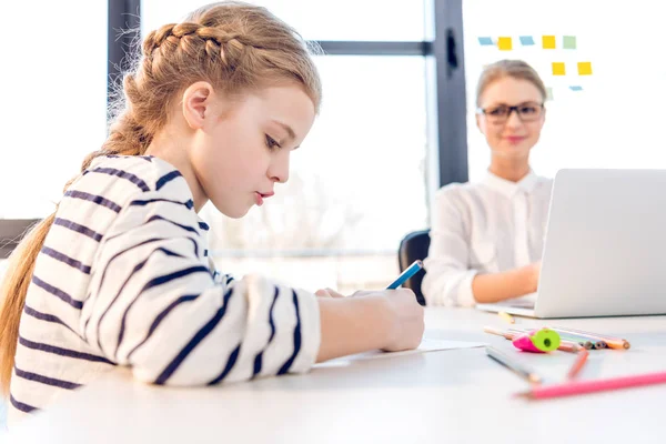 Mädchen zeichnen im Büro — Stockfoto