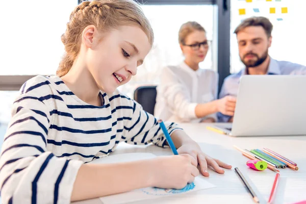 Fille dessin dans bureau — Photo de stock