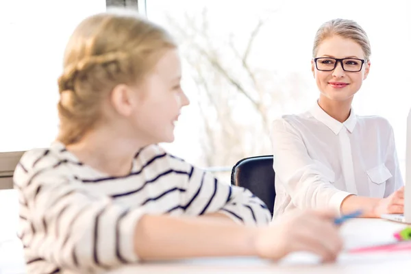 Geschäftsfrau arbeitet im Büro — Stockfoto