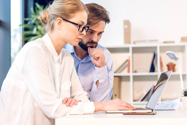 Empresaria y hombre de negocios trabajando - foto de stock