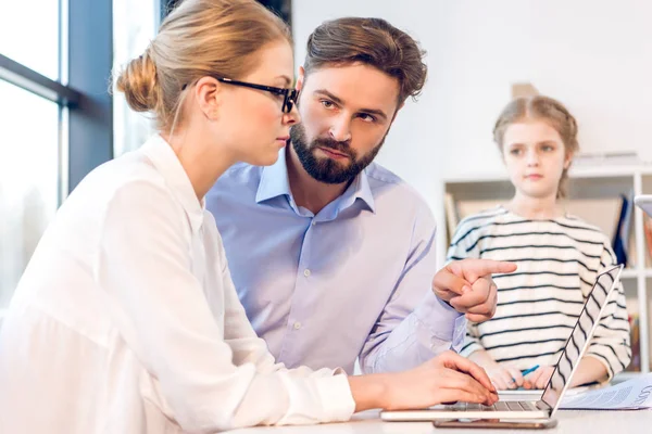 Imprenditrice e uomo d'affari che lavorano — Foto stock