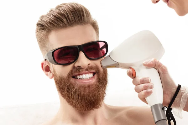 Homme recevant des soins laser de la peau — Photo de stock